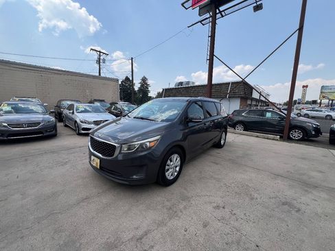 Used 2016 Kia Sedona LX w/ Option Group 020 FWD image 3