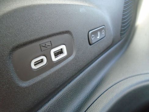 Certified 2024 Chrysler Pacifica Pinnacle image 12