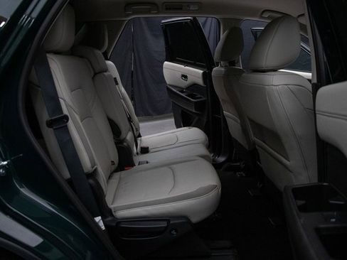 Used 2024 Nissan Pathfinder SL w/ Black Appearance Package image 18