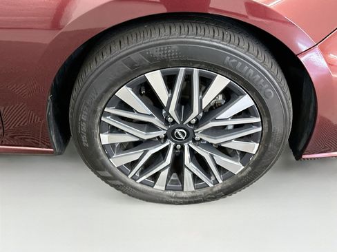 Used 2025 Nissan Altima 2.5 SV FWD image 11