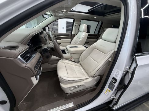 Used 2021 GMC Yukon XL Denali w/ Denali Premium Package AWD/4WD image 11