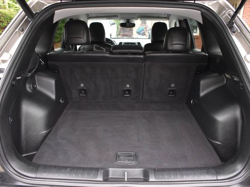 Used 2019 Jeep Cherokee Latitude Plus w/ Comfort/Convenience Group FWD image 10