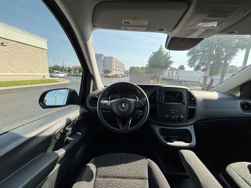 Used 2023 Mercedes-Benz Metris image 9