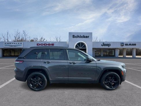 Used 2024 Jeep Grand Cherokee Altitude AWD/4WD image 2