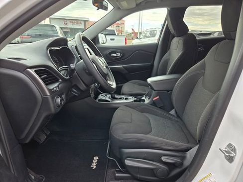 Used 2019 Jeep Cherokee Latitude w/ Popular Appearance Group FWD image 3