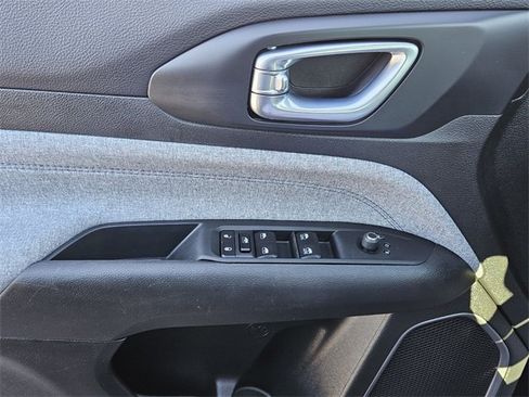 Used 2024 Jeep Compass Latitude w/ Sun and Sound Group image 28