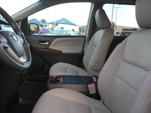 Used 2017 Toyota Sienna Limited Premium FWD image 11