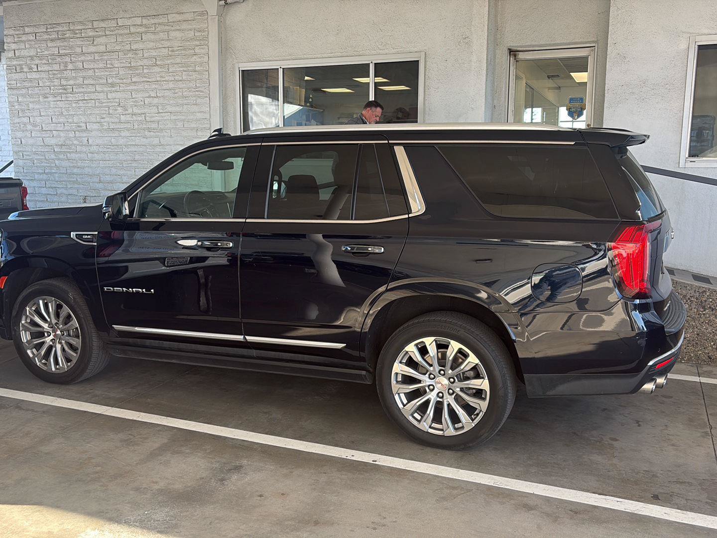 Used 2023 GMC Yukon Denali AWD/4WD image 2