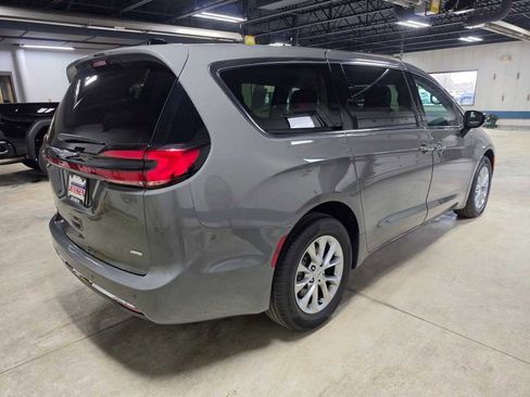 Used 2024 Chrysler Pacifica Touring-L image 4