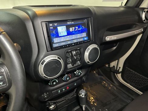 Used 2018 Jeep Wrangler Unlimited Rubicon w/ Connectivity Group image 27