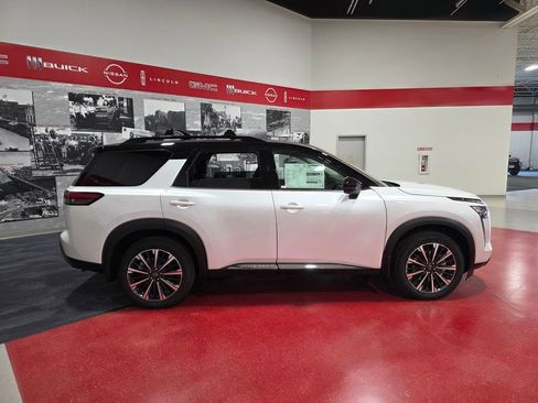 New 2026 Nissan Pathfinder Platinum image 2