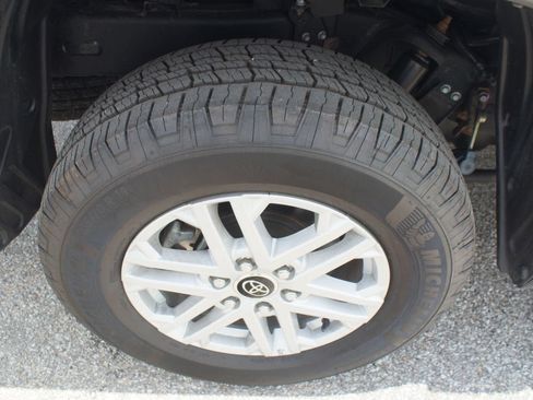 Used 2022 Toyota Tundra SR5 w/ SR5 Convenience Package AWD/4WD image 25