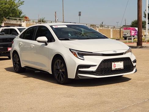 Used 2025 Toyota Corolla SE FWD image 2