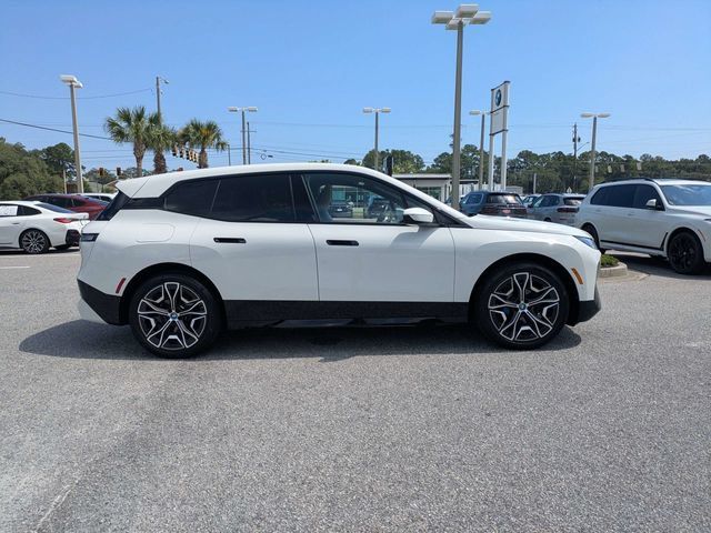 Used 2025 BMW iX xDrive50 w/ Premium Package AWD/4WD image 4