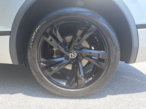 Certified 2023 Volkswagen Tiguan SE R-Line FWD image 31