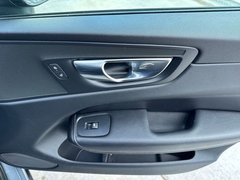 Used 2023 Volvo XC60 B5 Plus image 17