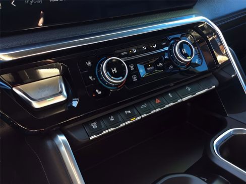 Used 2024 GMC Sierra 3500 Denali image 17