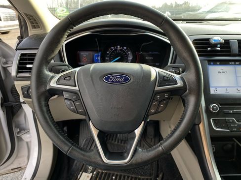 Used 2017 Ford Fusion SE w/ Fusion SE Technology Package image 12
