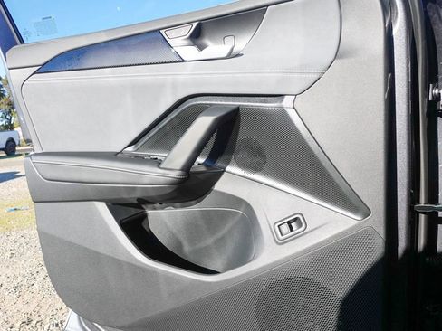 New 2025 Volkswagen Tiguan SE image 14