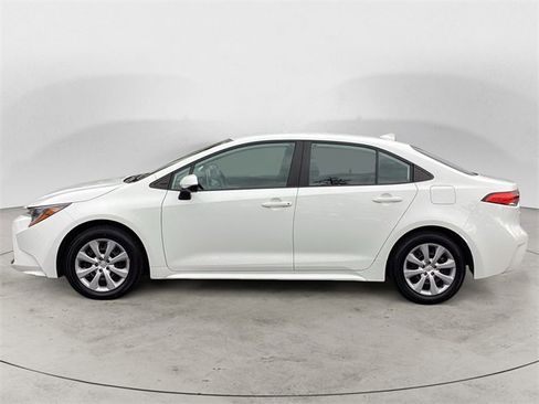 Used 2021 Toyota Corolla LE image 2