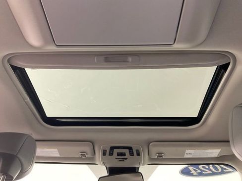 Used 2024 Toyota Sienna XLE image 18