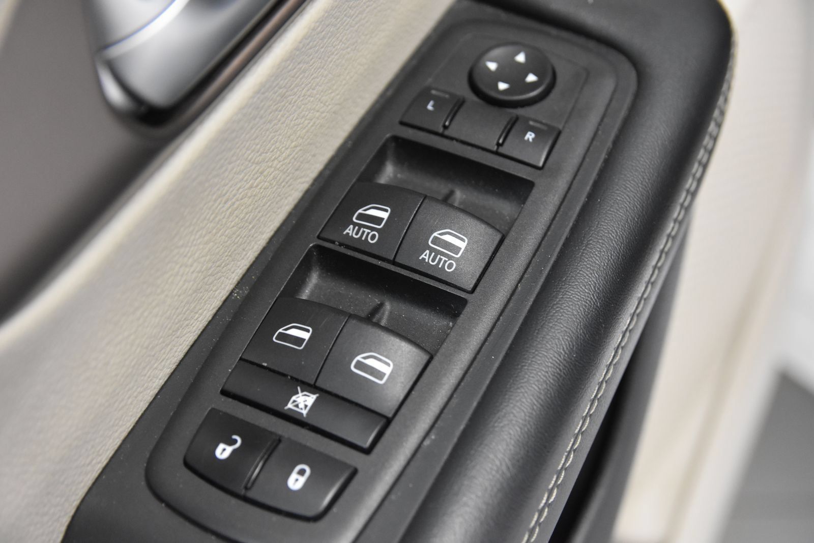 Used 2023 Chrysler Voyager LX FWD image 12