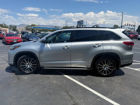 Used 2017 Toyota Highlander SE AWD/4WD image 6