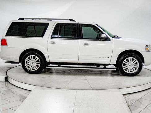 Used 2011 Lincoln Navigator L 4WD image 12