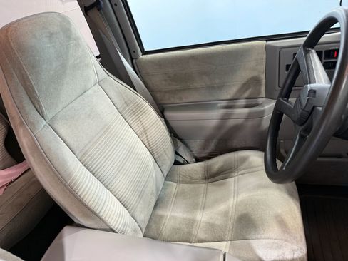 Used 1994 Chevrolet S10 Pickup 4WD 4-Door image 29