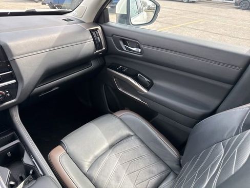 Used 2024 Nissan Pathfinder Platinum AWD/4WD image 25