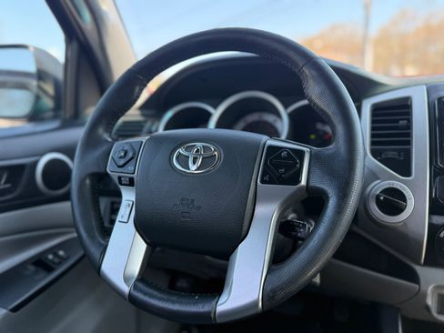 Used 2015 Toyota Tacoma 4x4 Access Cab V6 w/ TRD Sport Package image 28