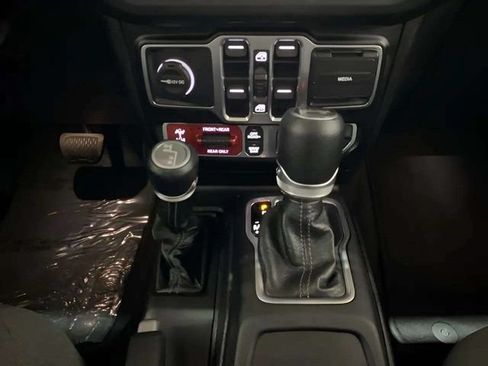 Used 2025 Jeep Wrangler Unlimited Rubicon AWD/4WD image 55