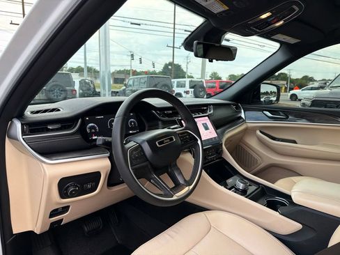Used 2024 Jeep Grand Cherokee L Limited w/ Luxury Tech Group II AWD/4WD image 37