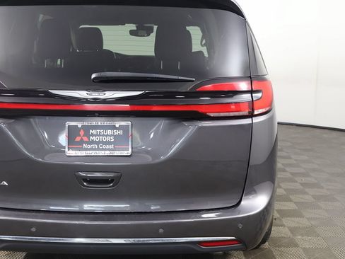 Used 2023 Chrysler Pacifica Touring-L FWD image 16