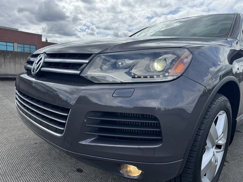 Used 2012 Volkswagen Touareg TDI image 9