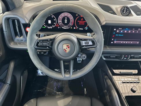 Used 2025 Porsche Cayenne GTS AWD/4WD image 18