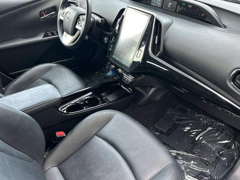 Used 2017 Toyota Prius Prime Premium image 32