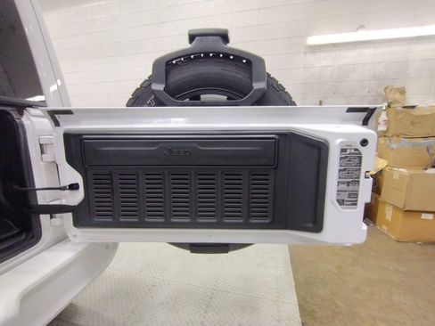 Used 2020 Jeep Wrangler Unlimited Sahara AWD/4WD image 20