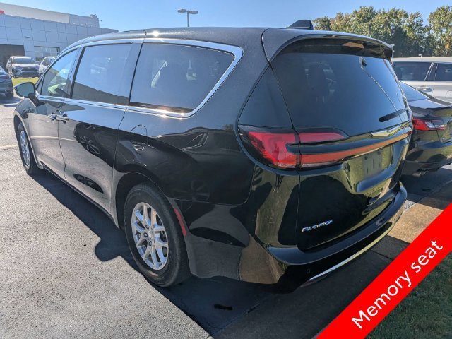 Used 2024 Chrysler Pacifica Touring-L FWD image 3