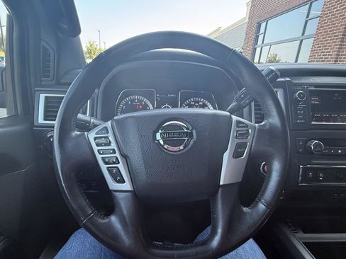 Used 2019 Nissan Titan SV w/ SV Convenience Package AWD/4WD image 16