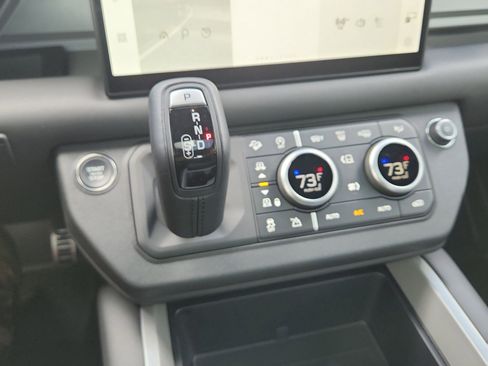 Certified 2025 Land Rover Defender 90 V8 AWD/4WD image 17