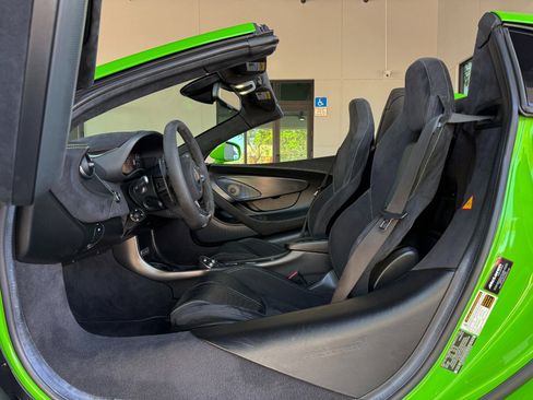 Used 2018 McLaren 570S Spider image 27