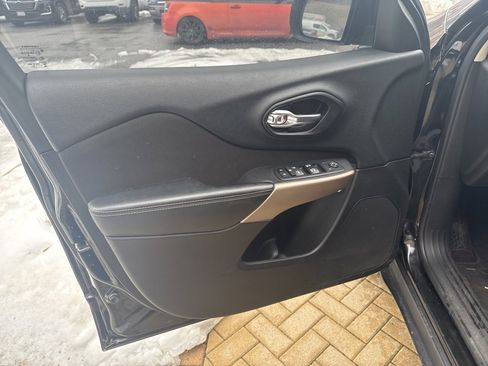 Used 2017 Jeep Cherokee Latitude w/ Safety/Convenience Group image 9