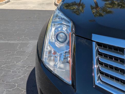 Used 2013 Cadillac SRX Luxury w/ Driver Awareness Package image 9