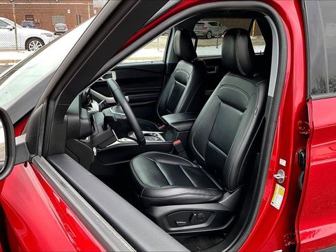 Certified 2022 Ford Explorer XLT w/ Equipment Group 202A image 23