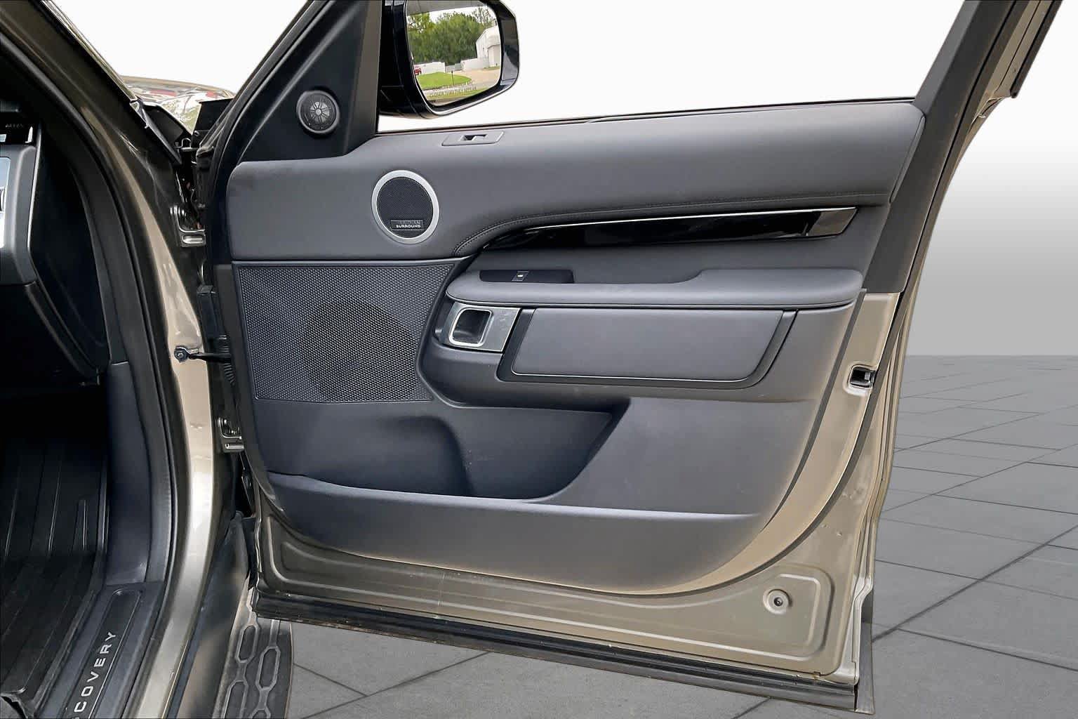 Used 2025 Land Rover Discovery S AWD/4WD image 21