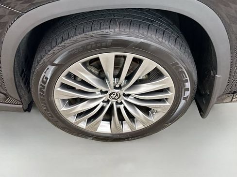 Used 2021 Toyota Highlander Platinum AWD/4WD image 34