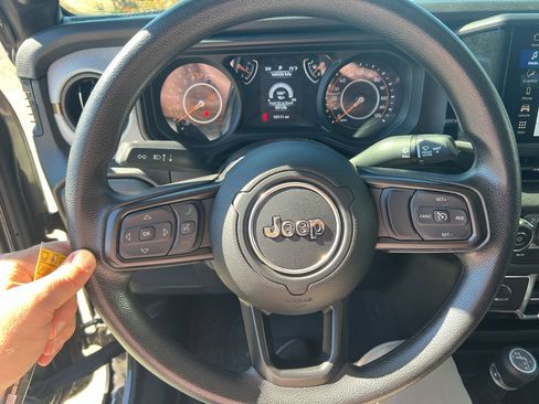 Used 2024 Jeep Gladiator Sport image 30