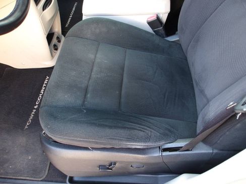 Used 2011 Chrysler Town & Country Touring FWD image 18