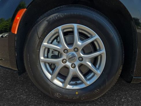Used 2024 Chrysler Pacifica Touring-L FWD image 3